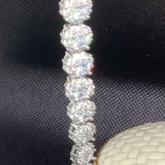 Gorgeous Cubic Zirconia 8” Tennis Bracelet, NWOT - Picture 4 of 6